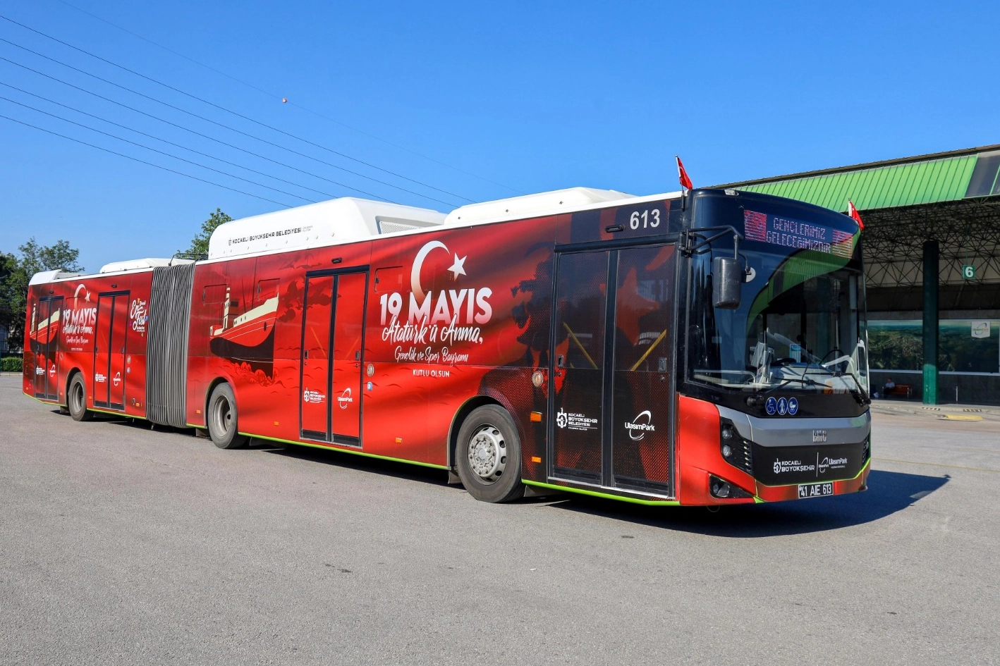 Kocaeli'de otobüs ve tramvaylar bayramlık giydirildi