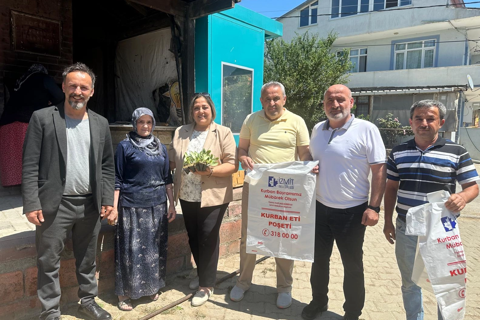 Kocaeli İzmit Belediyesi'nden kırsala kurban poşeti desteği