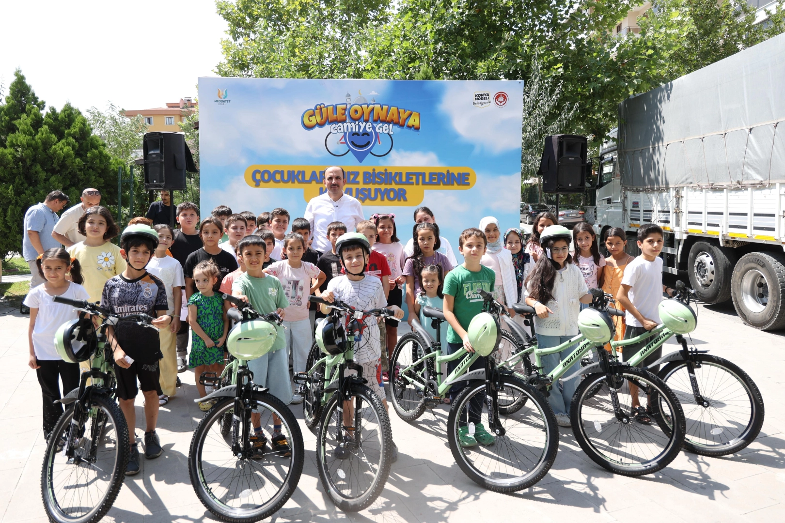 Konya'da 'Güle oynaya camiye gel' sevindirdi