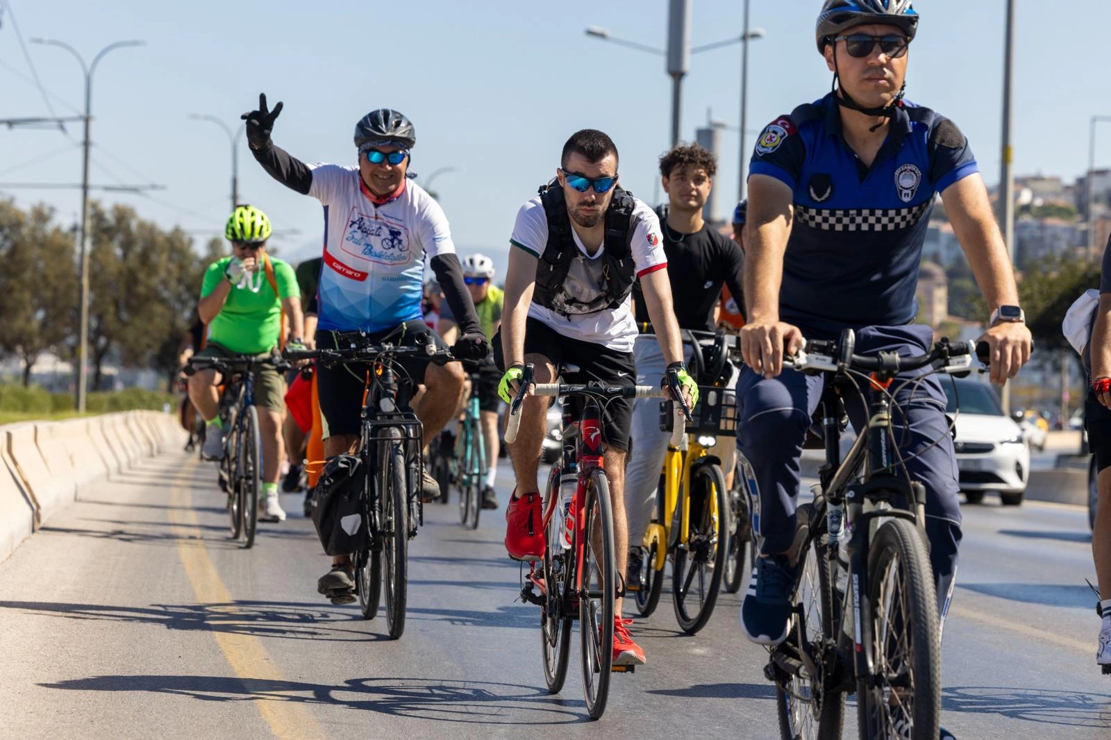 İzmir'de sağlıklı yaşama ve temiz çevreye pedalladılar