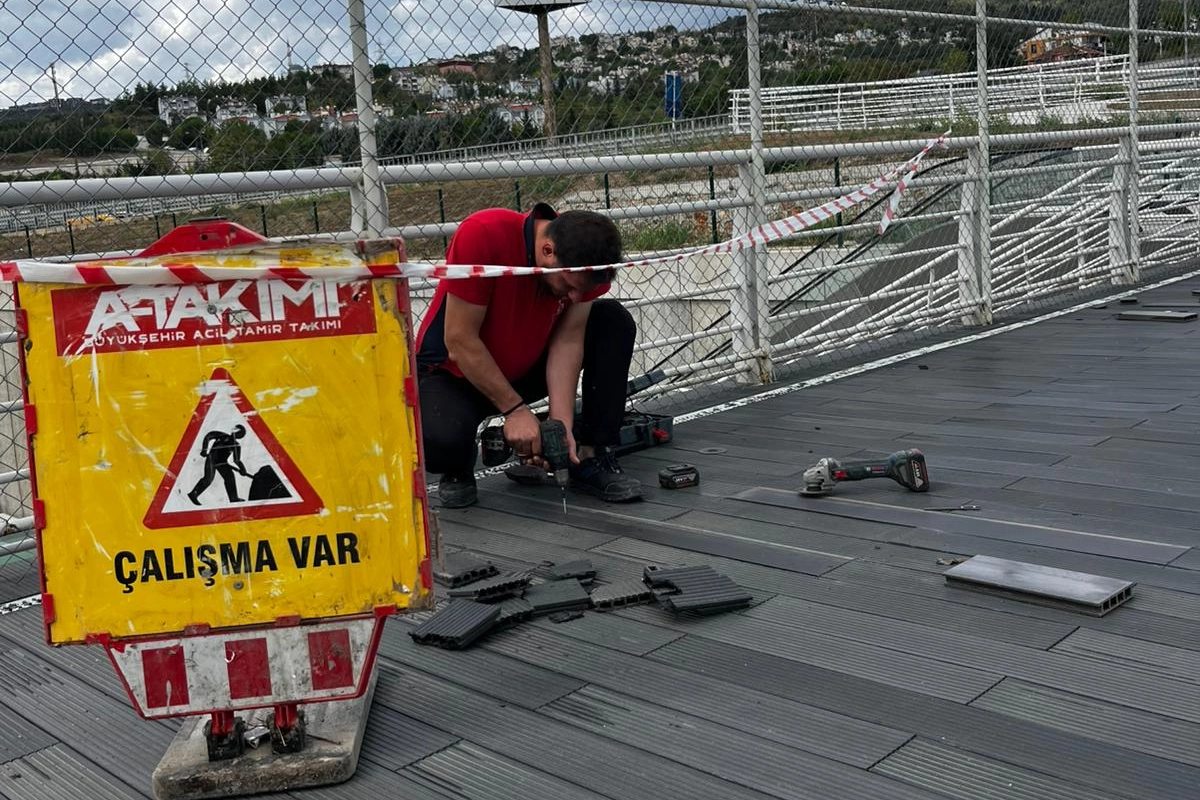 Kocaeli Şehir Hastanesi üst geçidinde hummalı çalışma