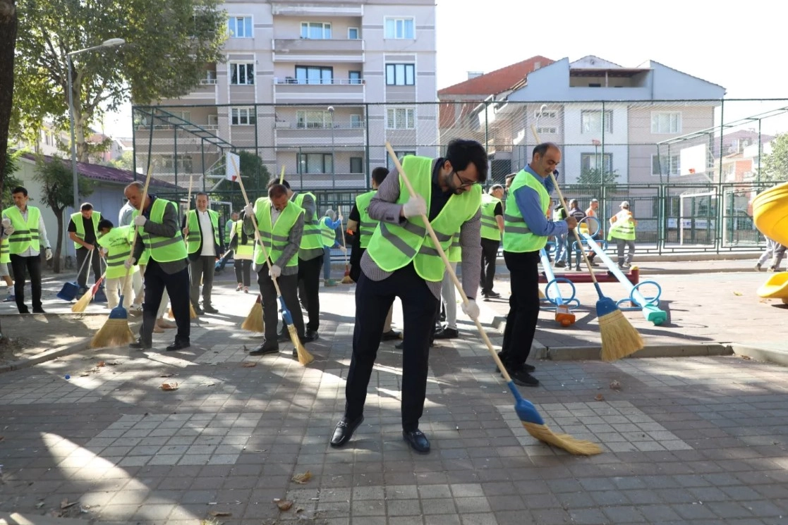 Vatandaş seferber, mahalle tertemiz oldu