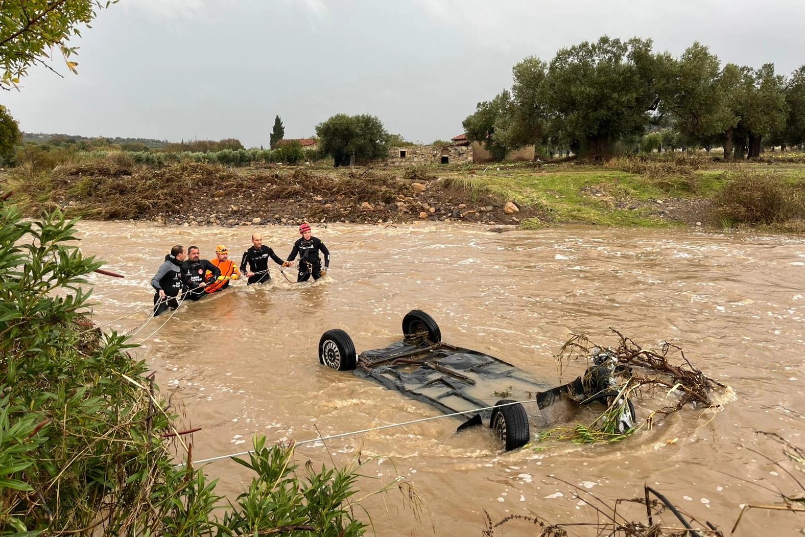 Foça’da yağış rekoru kırıldı! Ekipler seferber!